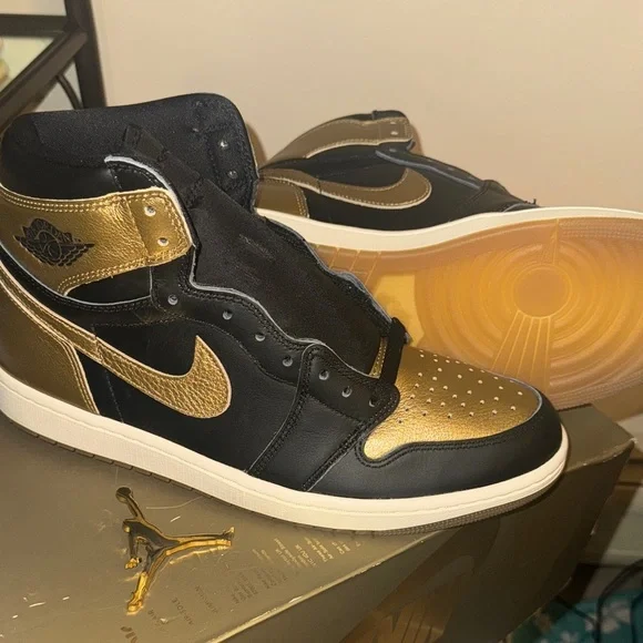 AIR JORDAN 1 RETRO
HIGH OG  Nike Gold Shoe Size 11 - Picture 4 of 10